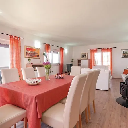 Hébergement de vacances Stunning In With Kitchen *