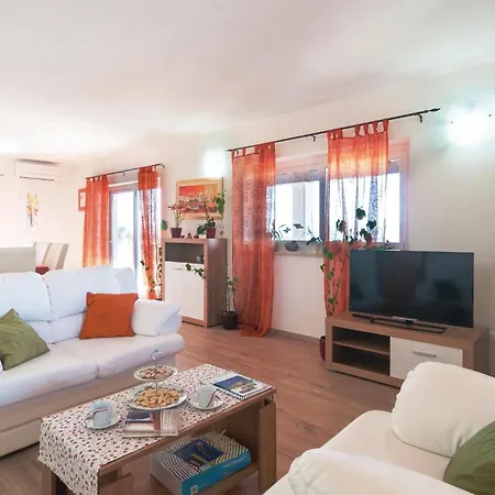 Hébergement de vacances Stunning In With Kitchen Donji Humac
