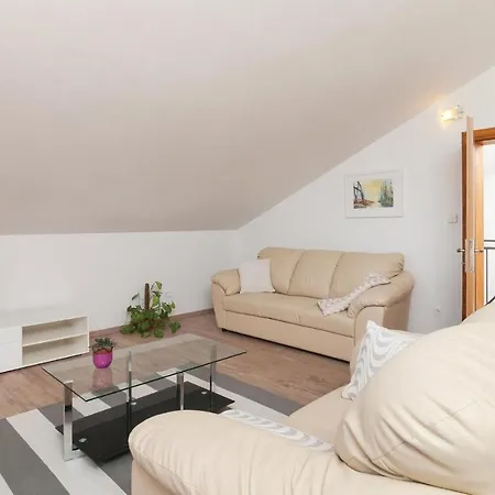 Five-bedroom In Donji Humag