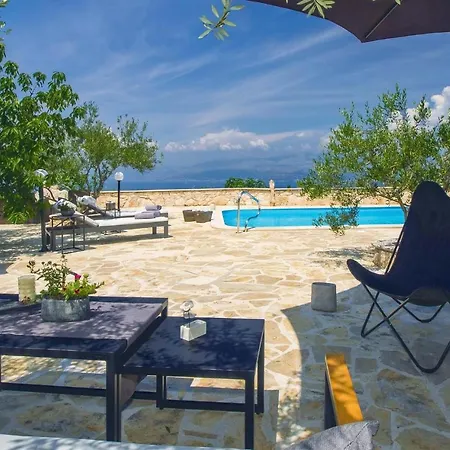 Five-bedroom In Donji Humag بيت للعطل *