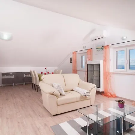 Five-bedroom In Donji Humag بيت للعطل